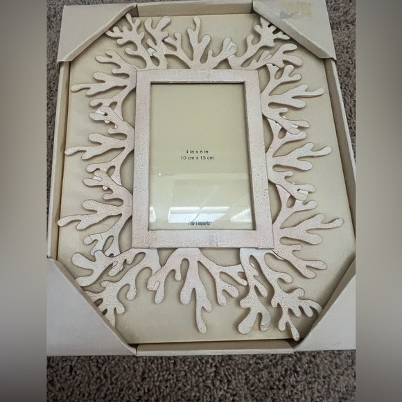 New in box pier 1 picture frame 4 x 6 table top coral beach ocean cream metal - Picture 3 of 11
